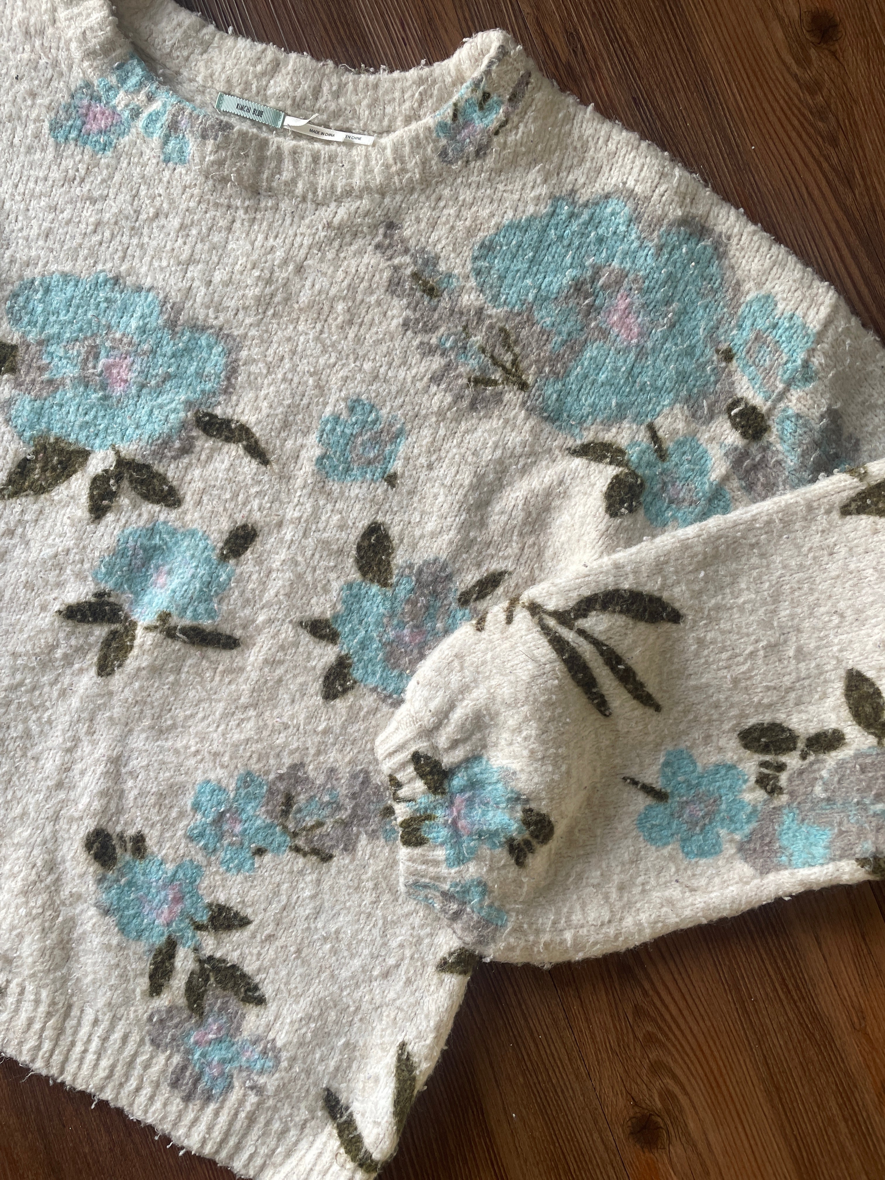 Medium Women’s Kimchi Blue Cream Floral Bell Sleeve Sweater