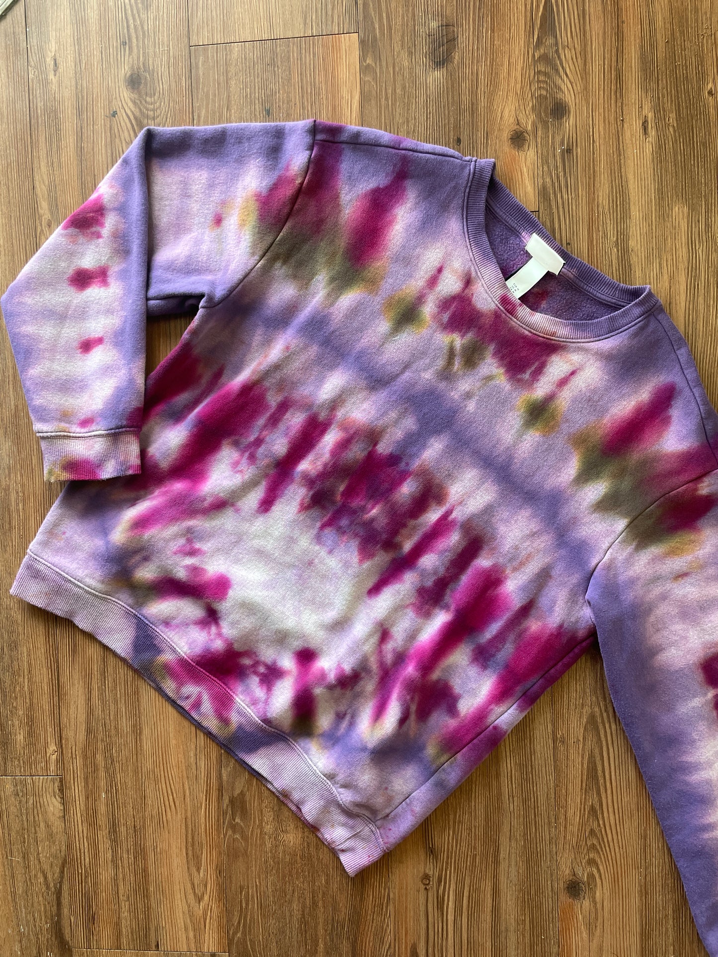 MEDIUM Men’s Purple and Pink Pleatd Subtle Tie Dye Crewneck Sweatshirt