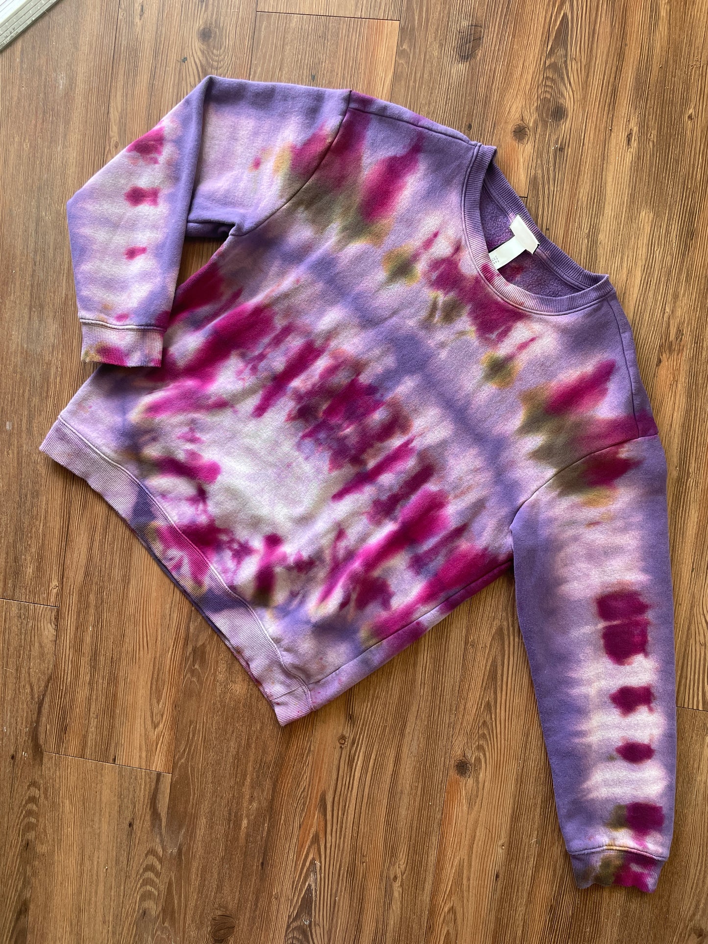 MEDIUM Men’s Purple and Pink Pleatd Subtle Tie Dye Crewneck Sweatshirt