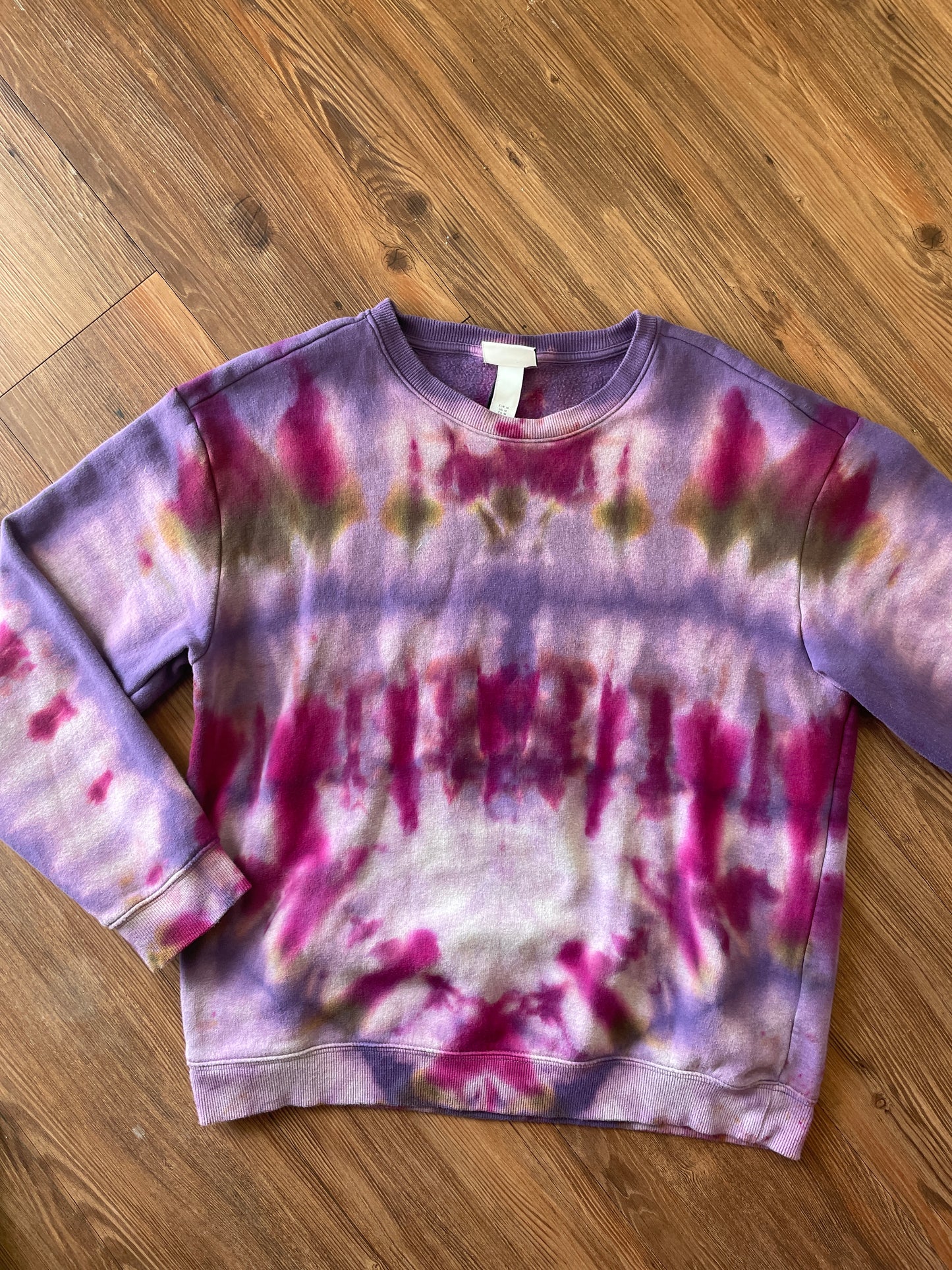 MEDIUM Men’s Purple and Pink Pleatd Subtle Tie Dye Crewneck Sweatshirt