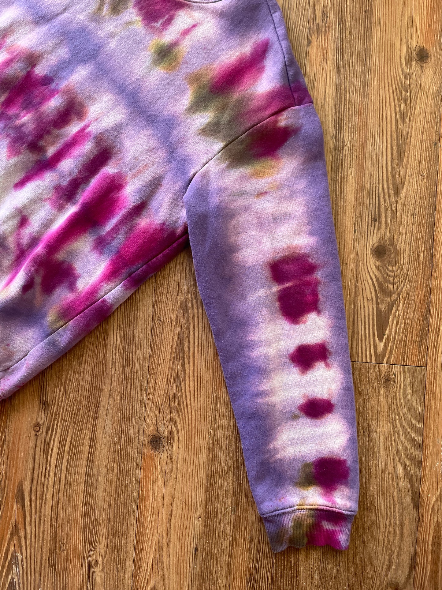 MEDIUM Men’s Purple and Pink Pleatd Subtle Tie Dye Crewneck Sweatshirt