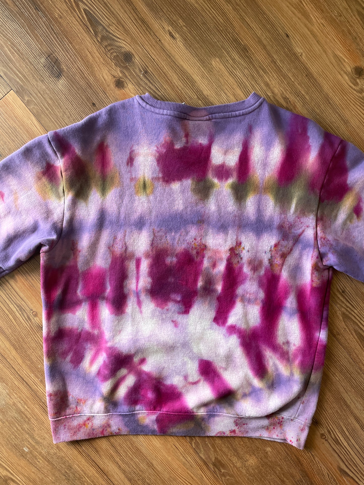 MEDIUM Men’s Purple and Pink Pleatd Subtle Tie Dye Crewneck Sweatshirt