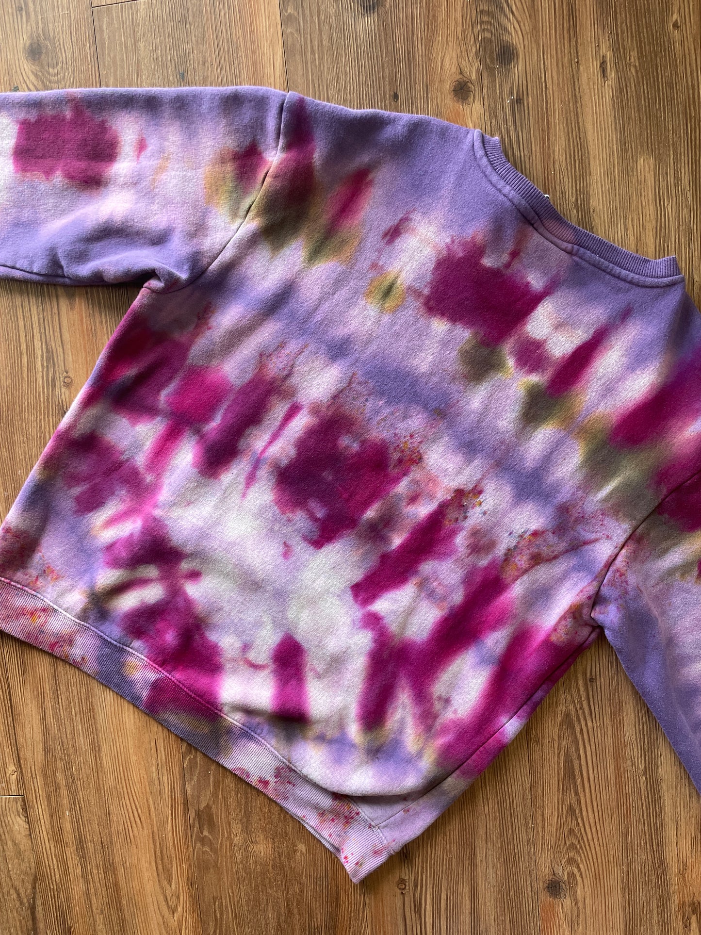 MEDIUM Men’s Purple and Pink Pleatd Subtle Tie Dye Crewneck Sweatshirt