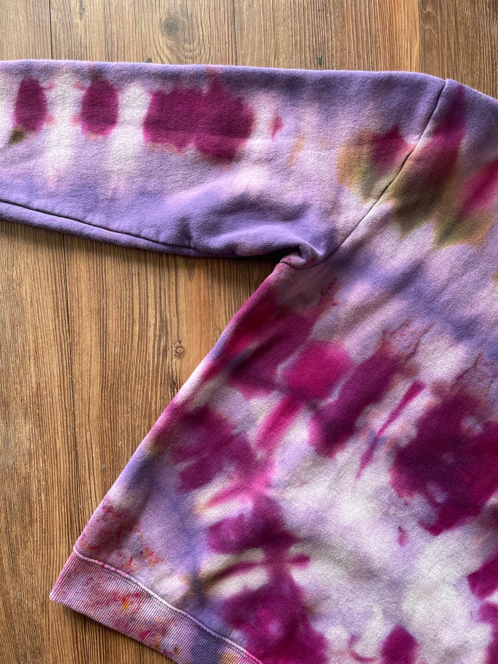 MEDIUM Men’s Purple and Pink Pleatd Subtle Tie Dye Crewneck Sweatshirt