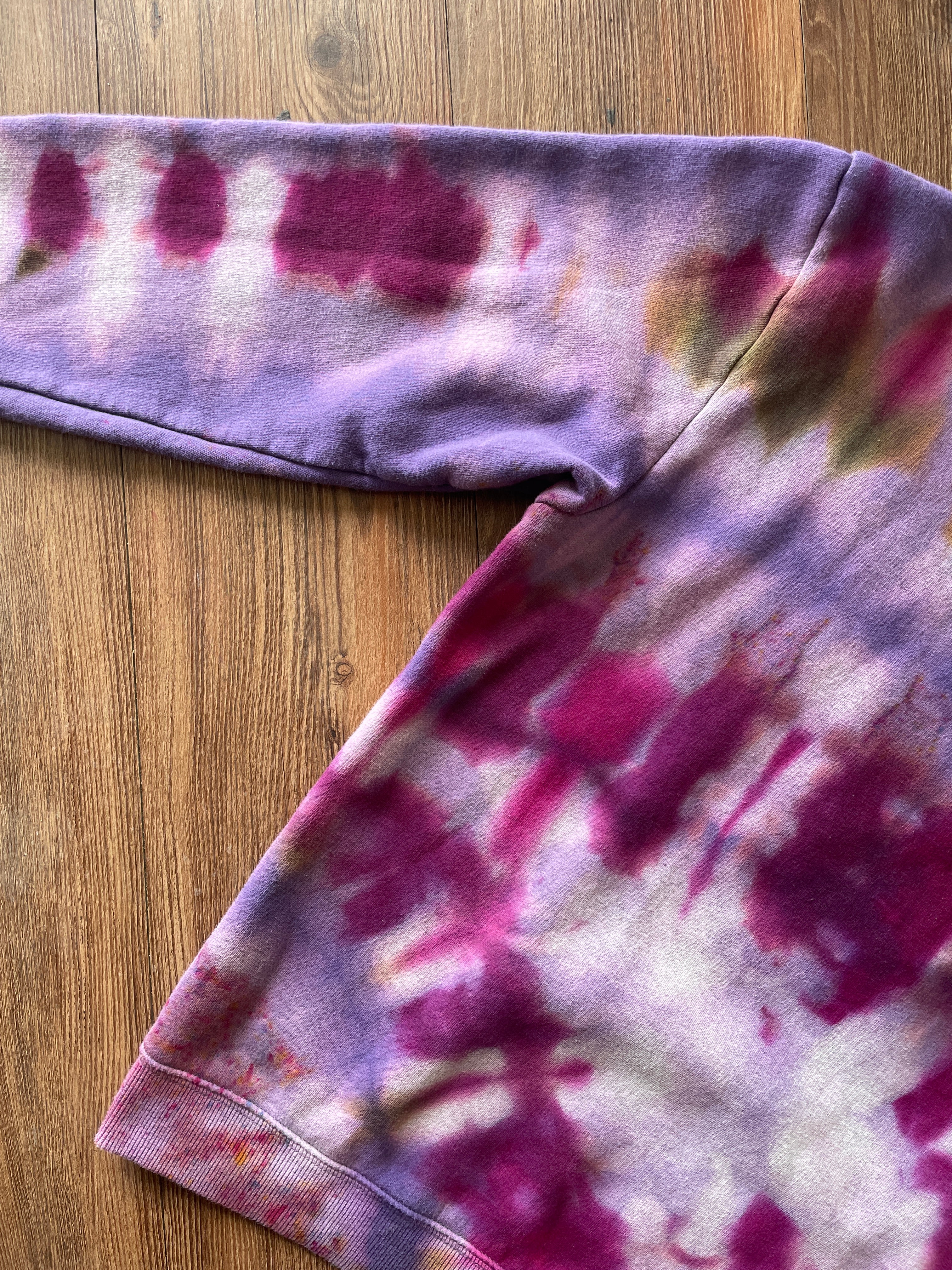 MEDIUM Men’s Purple and Pink Pleatd Subtle Tie Dye Crewneck Sweatshirt