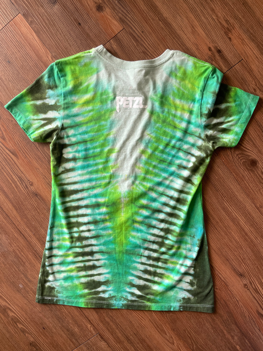 LARGE Women’s Petzl I'd Hang On That Rock Climbing Anchor Tie Dye T-Shirt | Shades of Green V-Pleated Tie Dye Short Sleeve Top