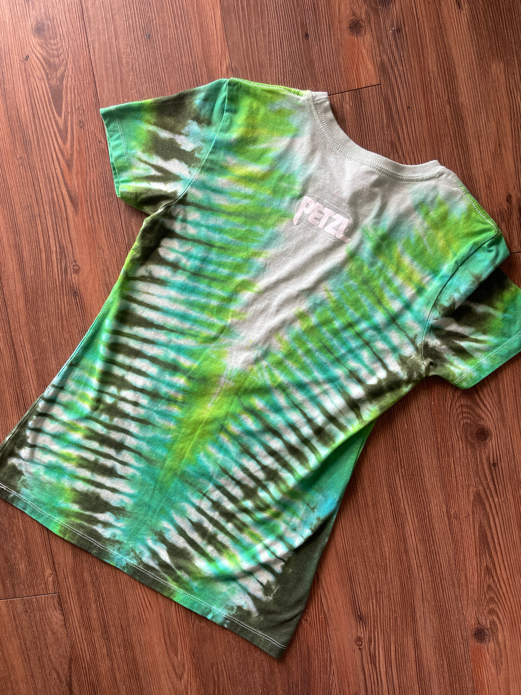LARGE Women’s Petzl I'd Hang On That Rock Climbing Anchor Tie Dye T-Shirt | Shades of Green V-Pleated Tie Dye Short Sleeve Top