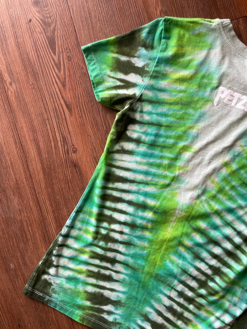 LARGE Women’s Petzl I'd Hang On That Rock Climbing Anchor Tie Dye T-Shirt | Shades of Green V-Pleated Tie Dye Short Sleeve Top