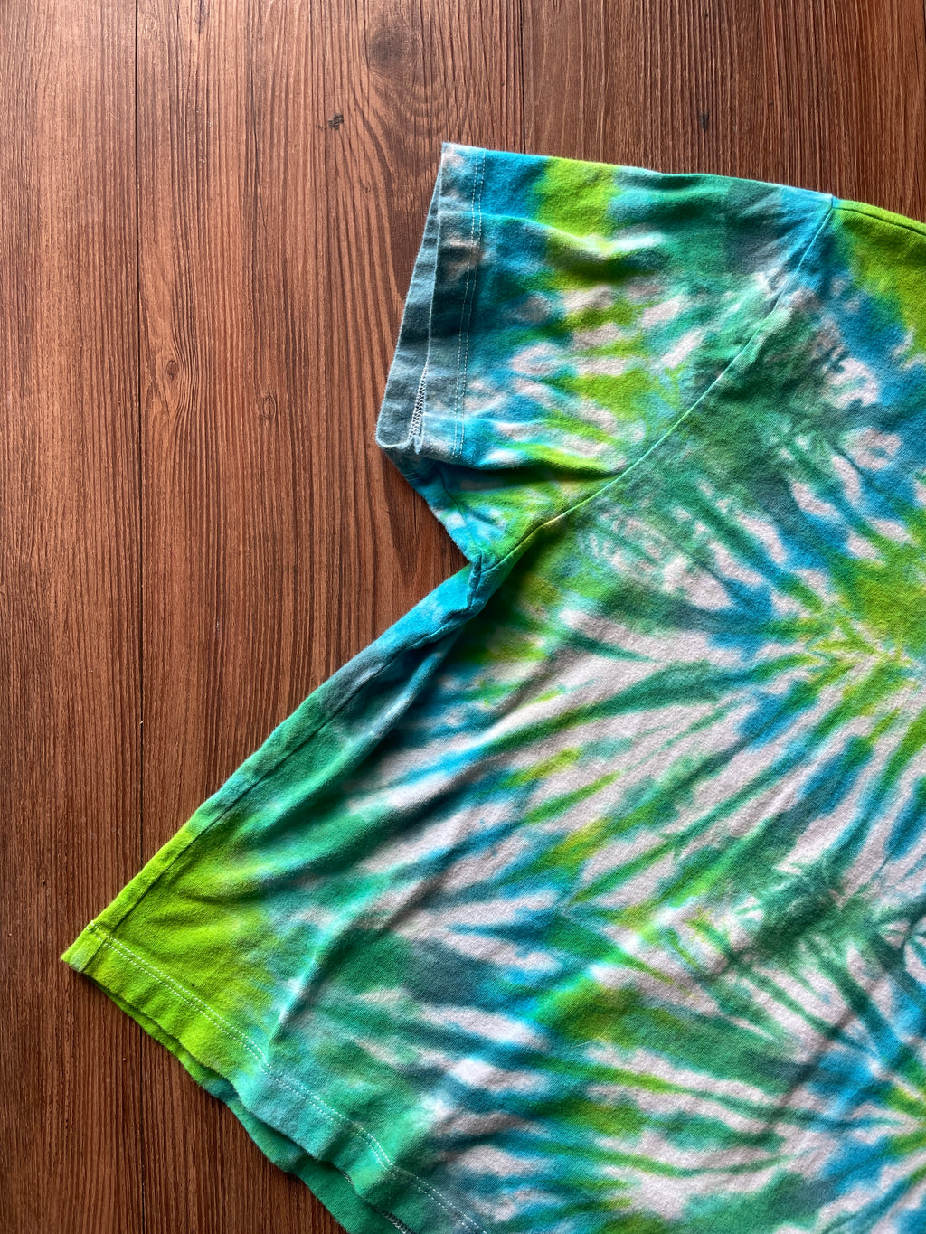 LARGE Women’s/SMALL Men's Keep the Sea Plastic Free Tie Dye Crop Top | Shades of Green and Blue Pleated Tie Dye Short Sleeve Top
