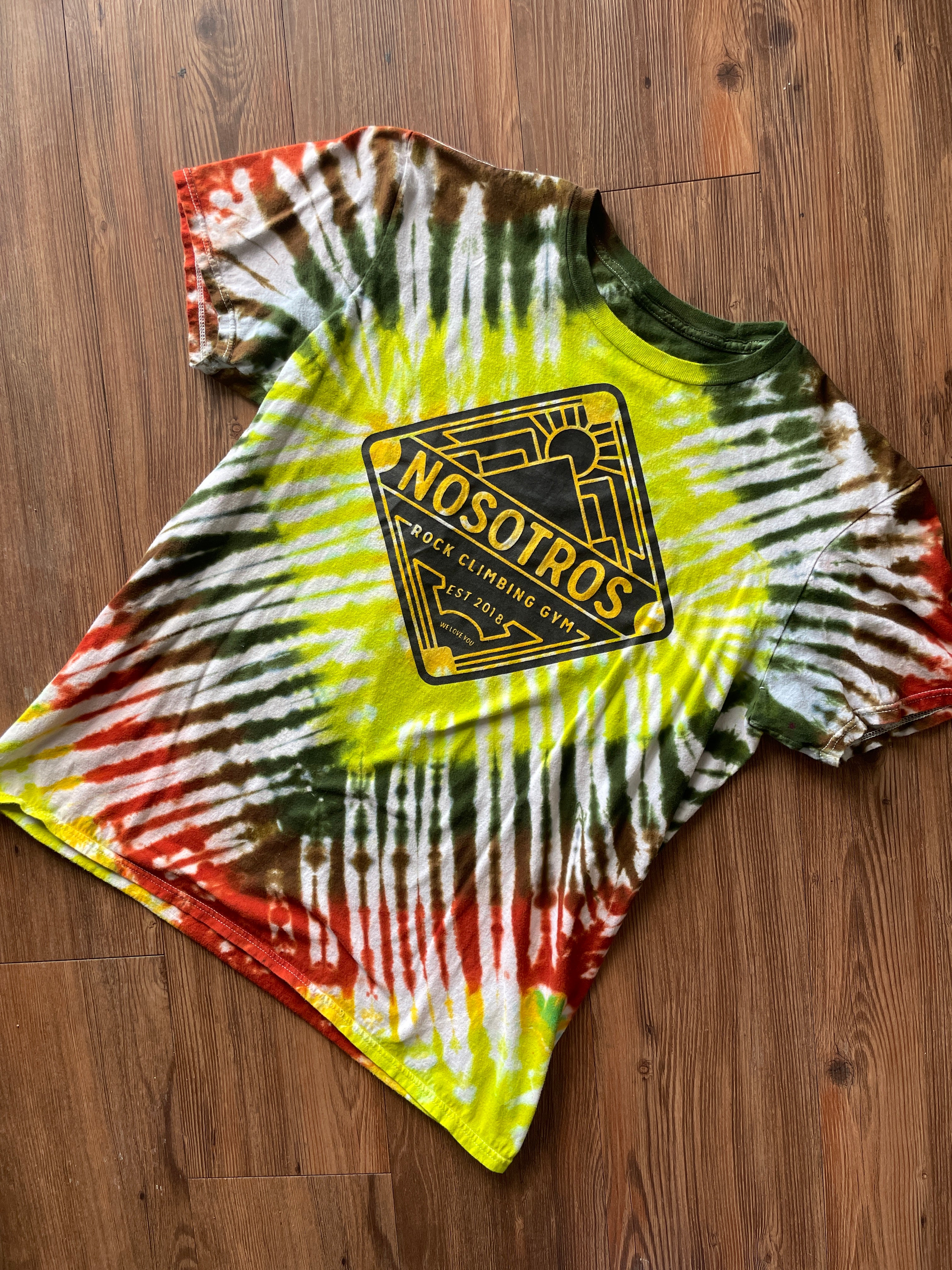 MEDIUM Men’s Nosotros Climbing Gym Tie Dye T-Shirt | Green, Yellow, and Brown Pleated Tie Dye Short Sleeve