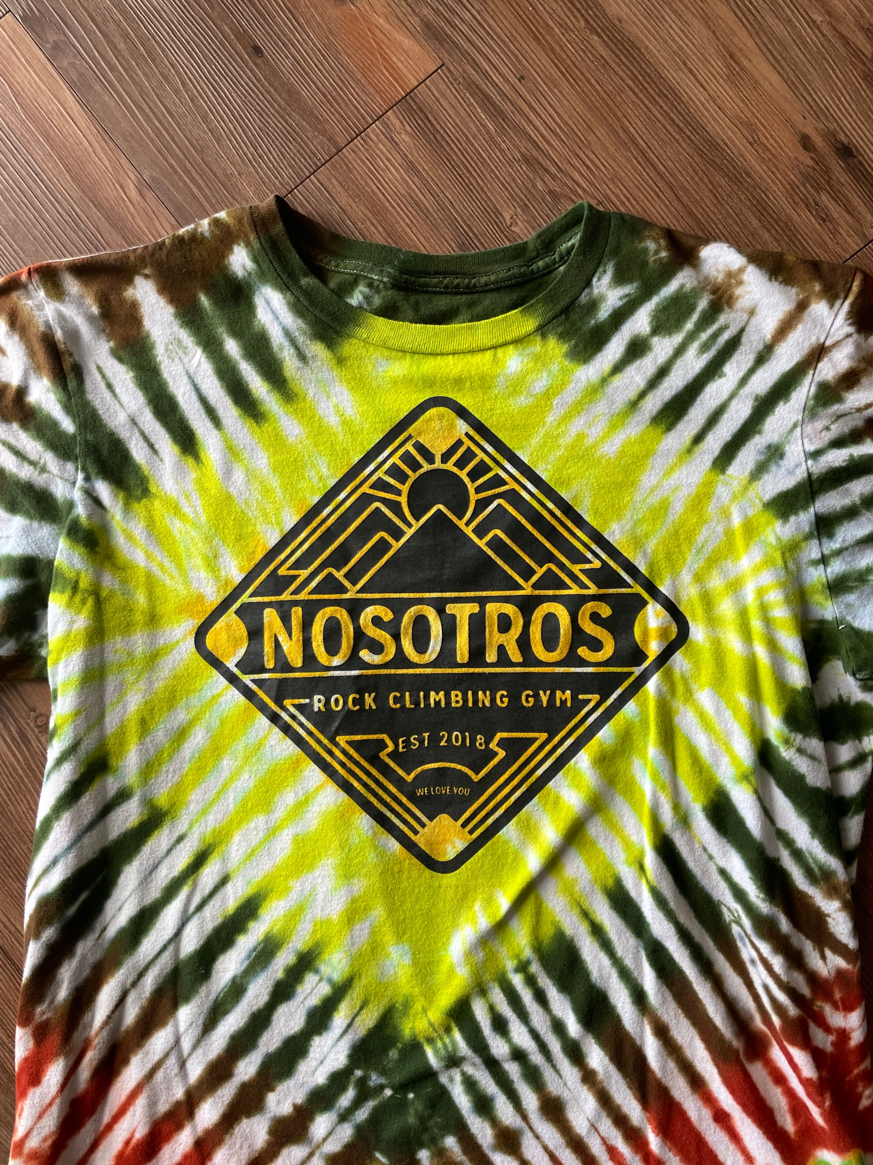 MEDIUM Men’s Nosotros Climbing Gym Tie Dye T-Shirt | Green, Yellow, and Brown Pleated Tie Dye Short Sleeve