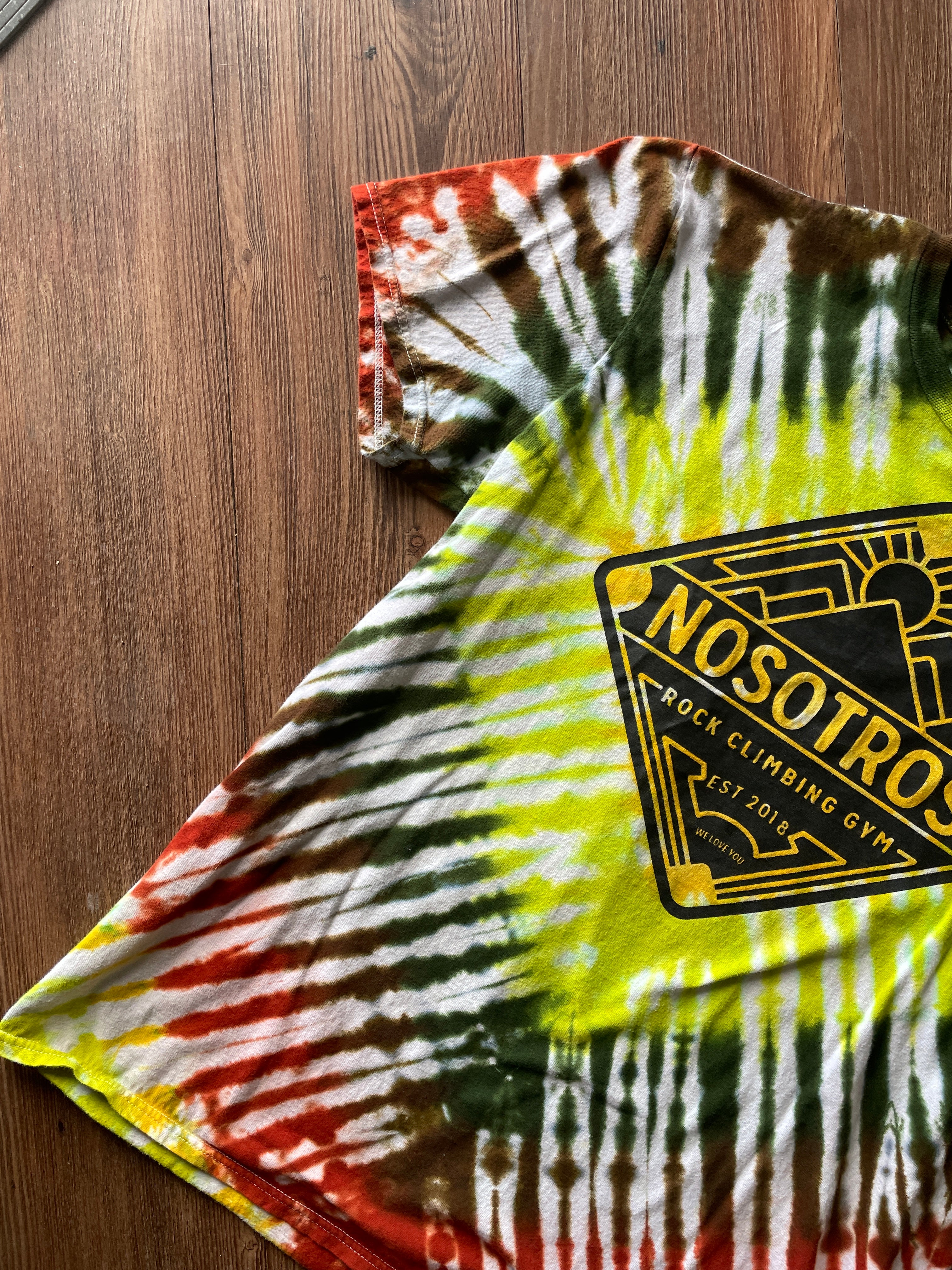 MEDIUM Men’s Nosotros Climbing Gym Tie Dye T-Shirt | Green, Yellow, and Brown Pleated Tie Dye Short Sleeve