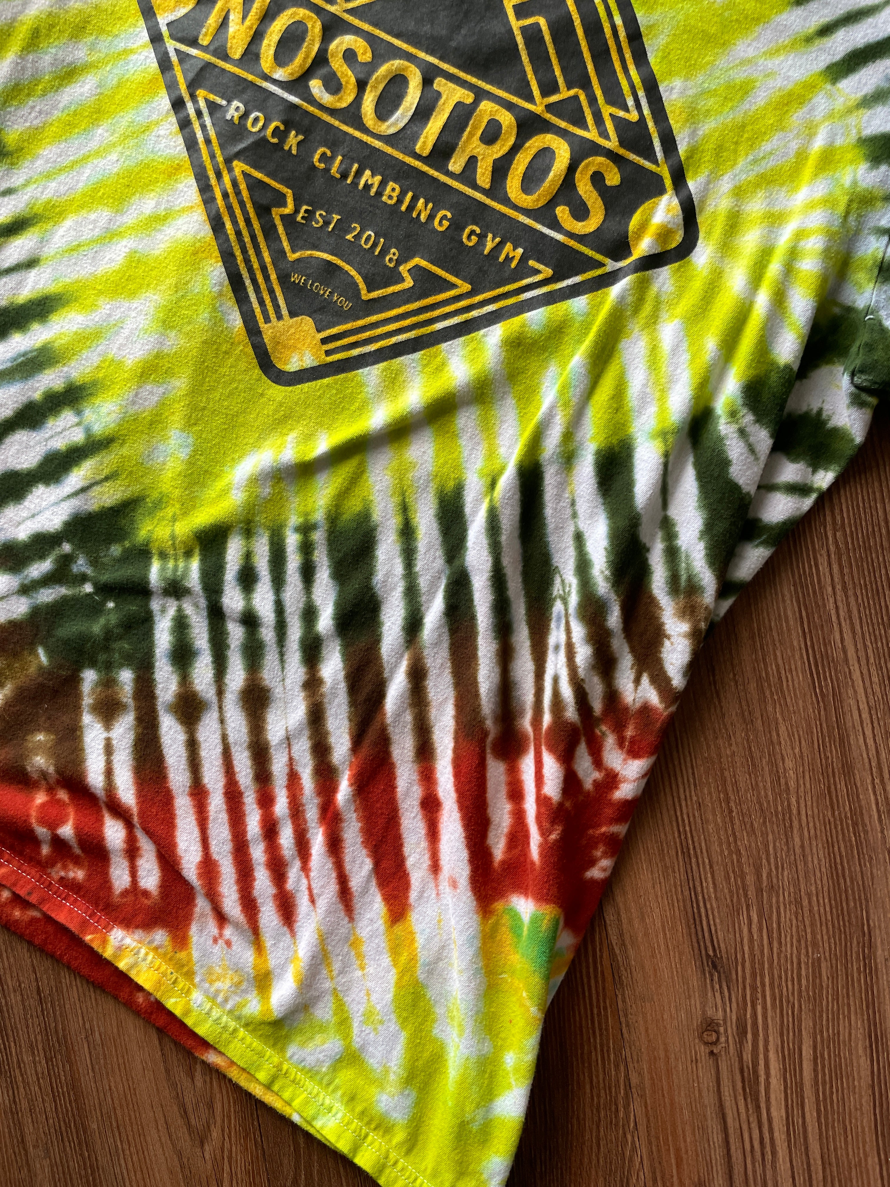 MEDIUM Men’s Nosotros Climbing Gym Tie Dye T-Shirt | Green, Yellow, and Brown Pleated Tie Dye Short Sleeve