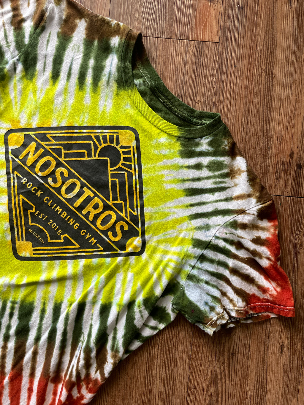 MEDIUM Men’s Nosotros Climbing Gym Tie Dye T-Shirt | Green, Yellow, and Brown Pleated Tie Dye Short Sleeve