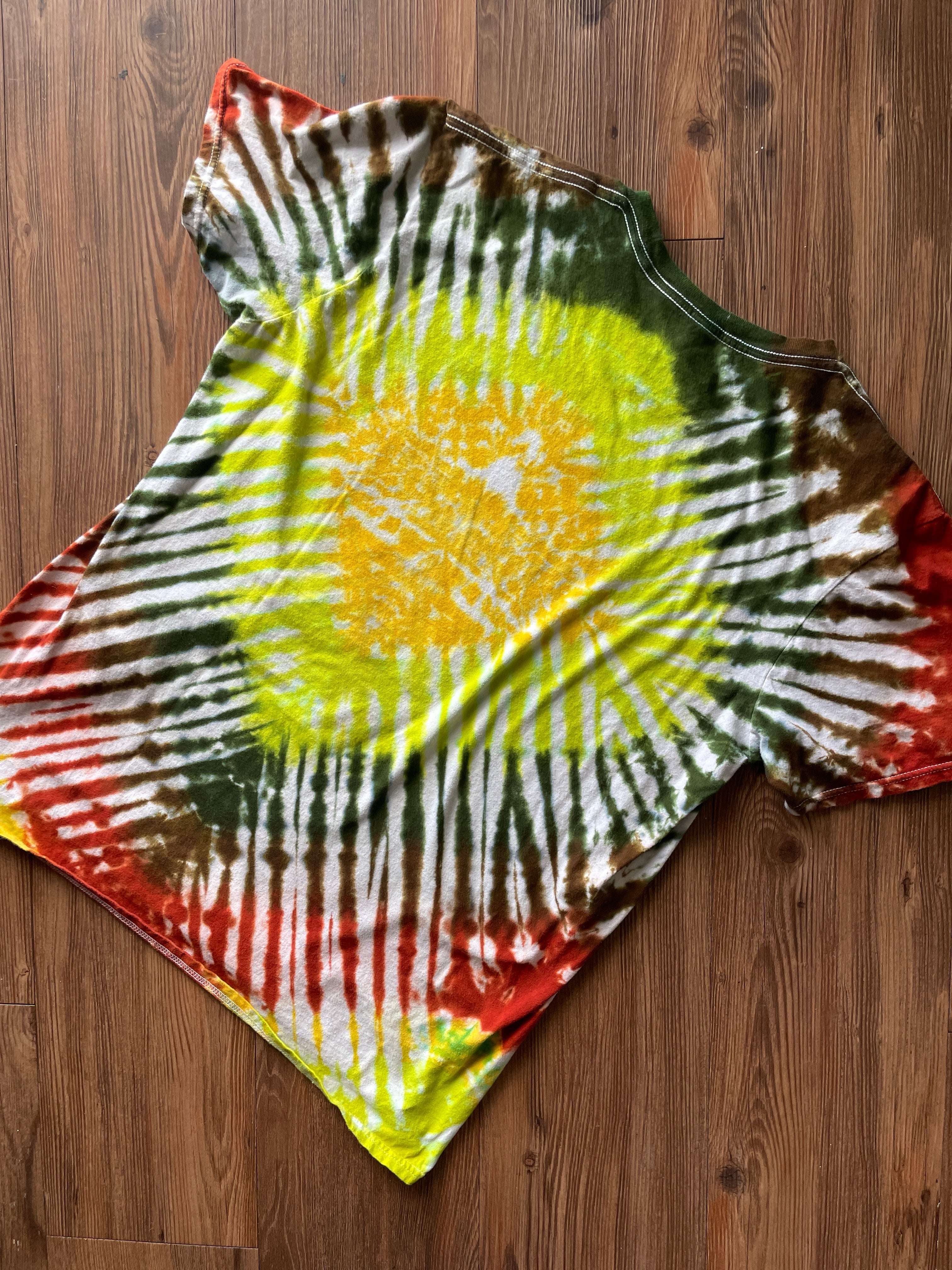 MEDIUM Men’s Nosotros Climbing Gym Tie Dye T-Shirt | Green, Yellow, and Brown Pleated Tie Dye Short Sleeve