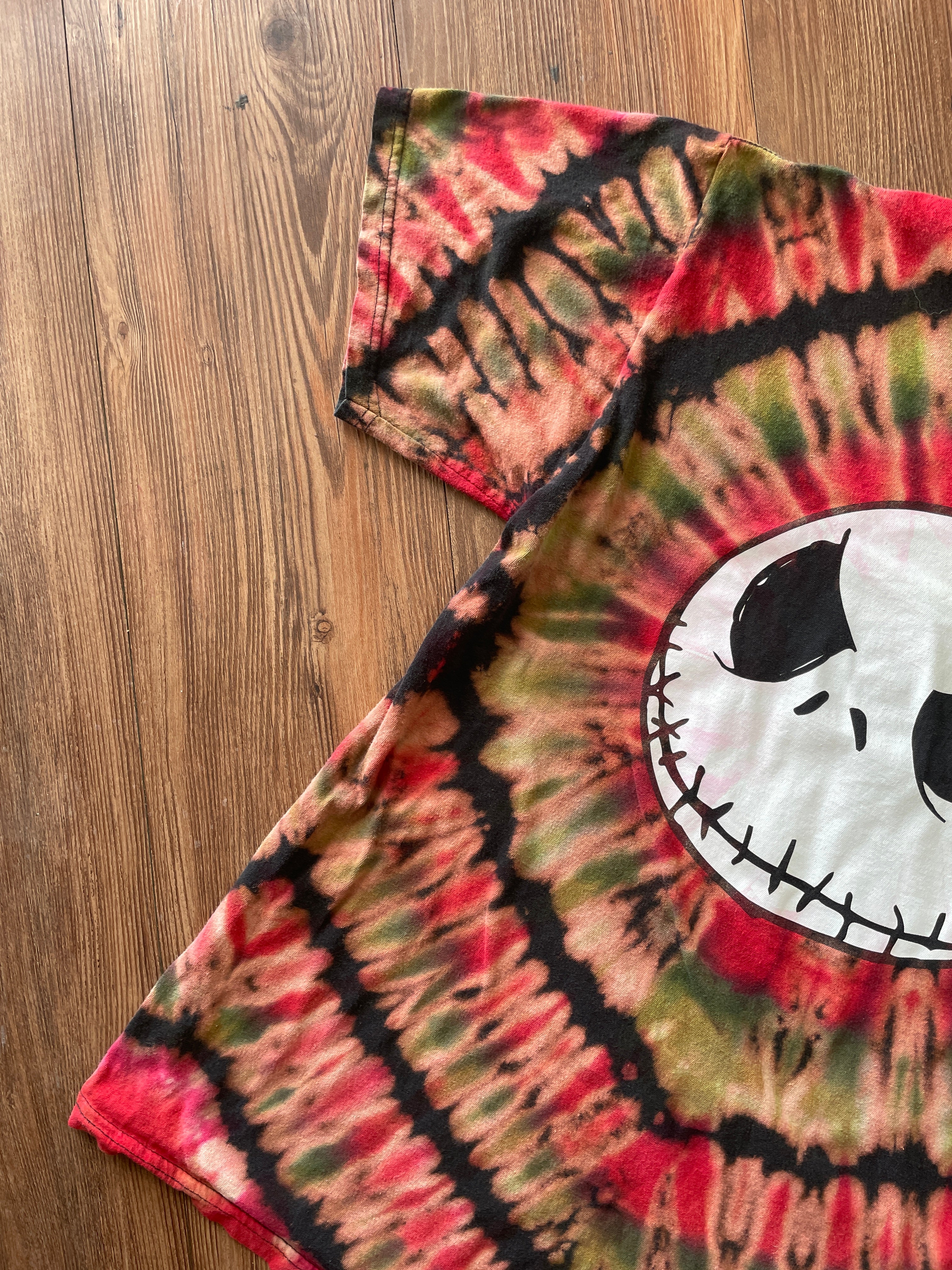 MEDIUM Men’s The Nightmare Before Christmas Reverse Tie Dye T-Shirt | Black, Green, and Red Pleated Tie Dye Short Sleeve Top