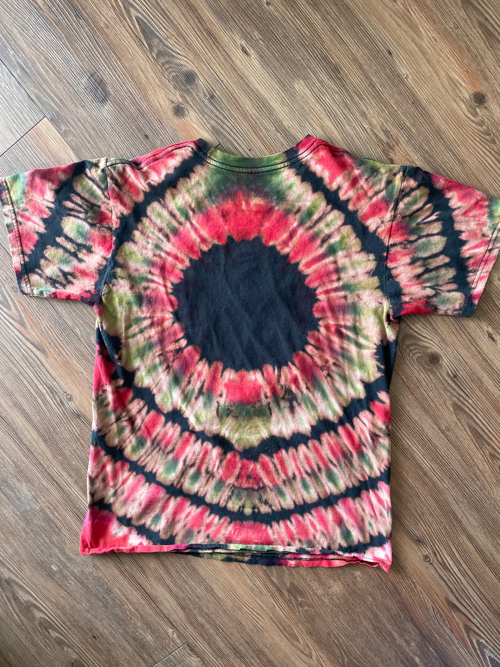 MEDIUM Men’s The Nightmare Before Christmas Reverse Tie Dye T-Shirt | Black, Green, and Red Pleated Tie Dye Short Sleeve Top