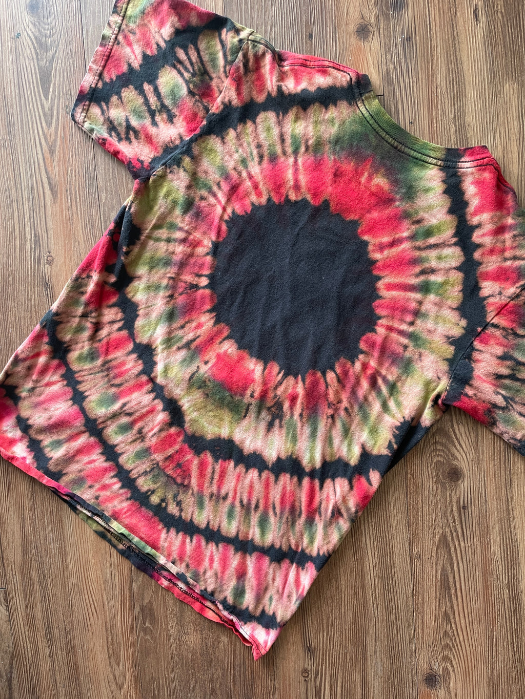 MEDIUM Men’s The Nightmare Before Christmas Reverse Tie Dye T-Shirt | Black, Green, and Red Pleated Tie Dye Short Sleeve Top