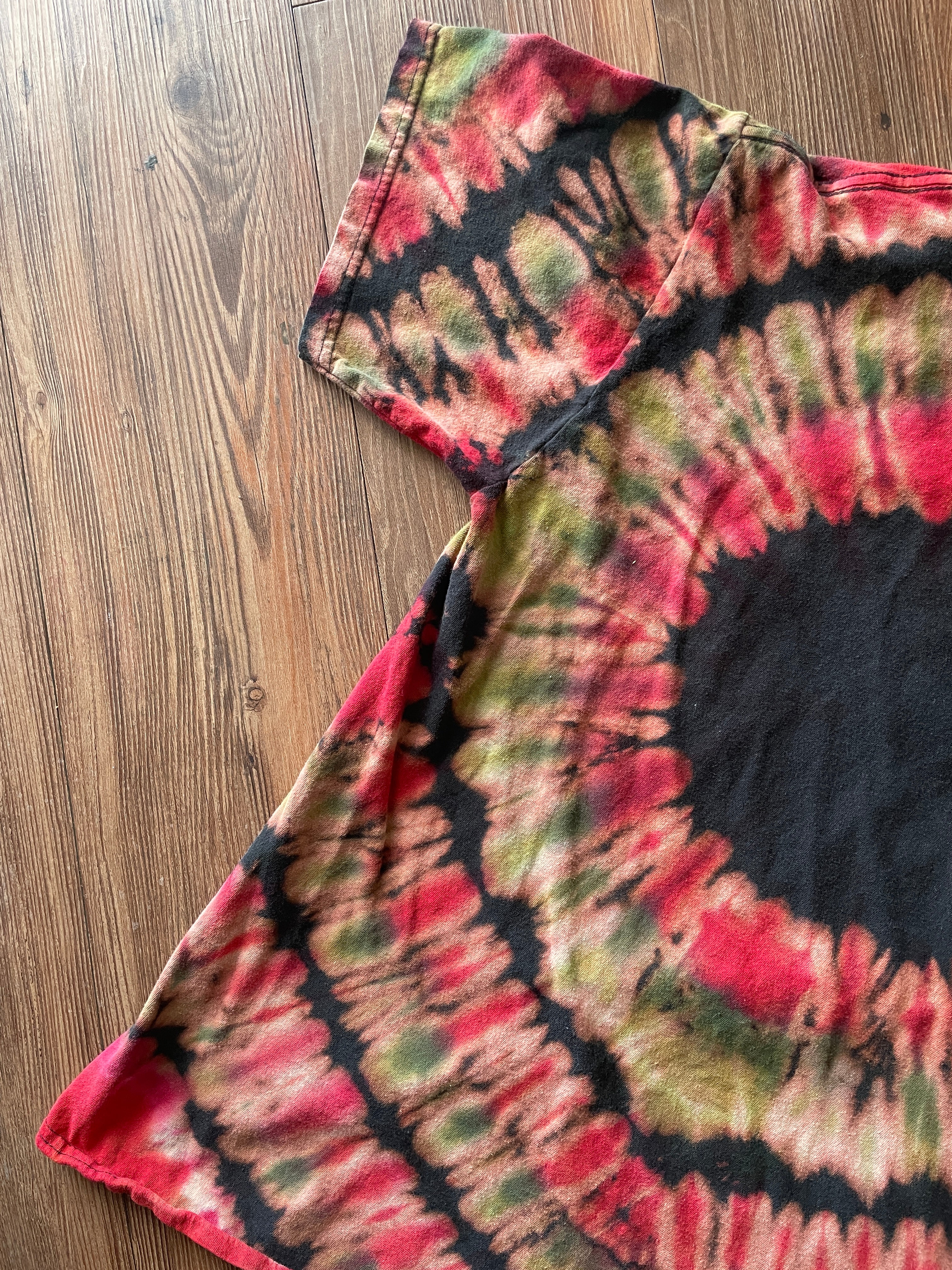 MEDIUM Men’s The Nightmare Before Christmas Reverse Tie Dye T-Shirt | Black, Green, and Red Pleated Tie Dye Short Sleeve Top