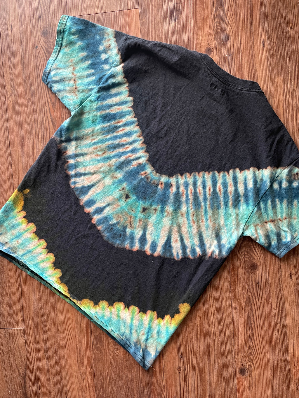 LARGE Men’s Vail Tie Dye T-Shirt | Shades of Blue Pleated Tie Dye Short Sleeve Top