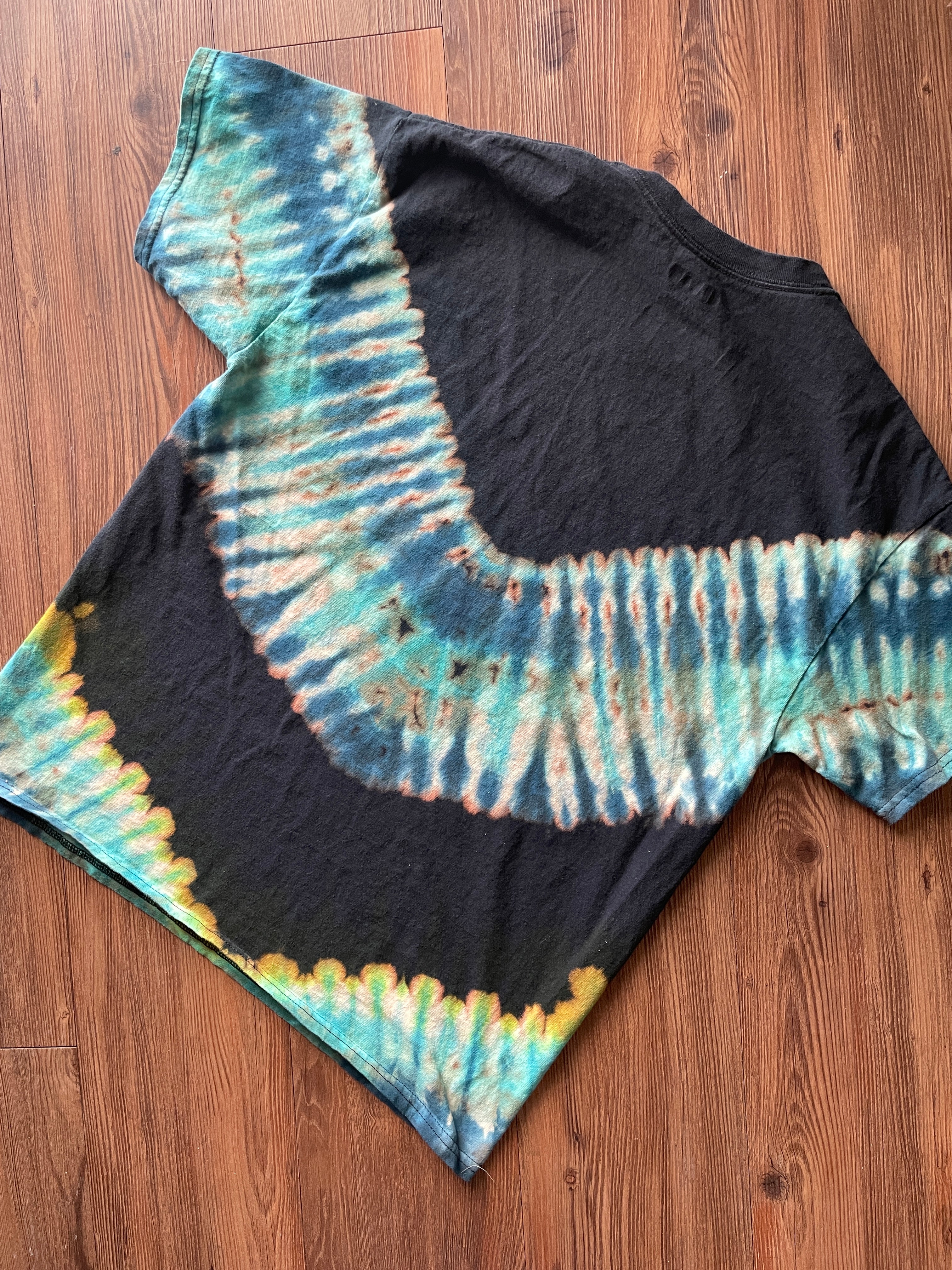 LARGE Men’s Vail Tie Dye T-Shirt | Shades of Blue Pleated Tie Dye Short Sleeve Top