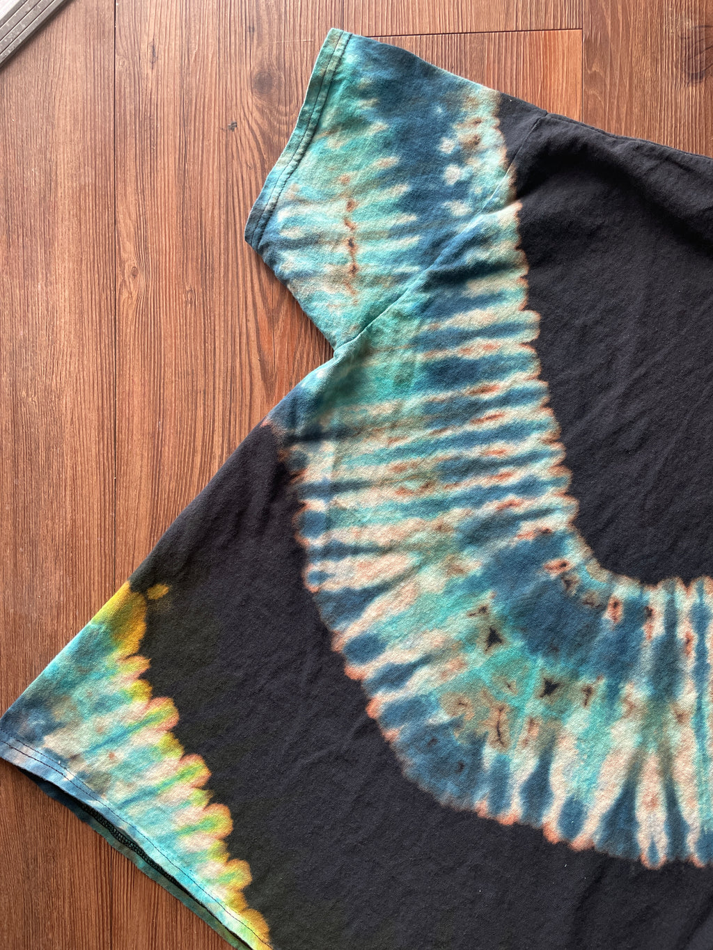 LARGE Men’s Vail Tie Dye T-Shirt | Shades of Blue Pleated Tie Dye Short Sleeve Top