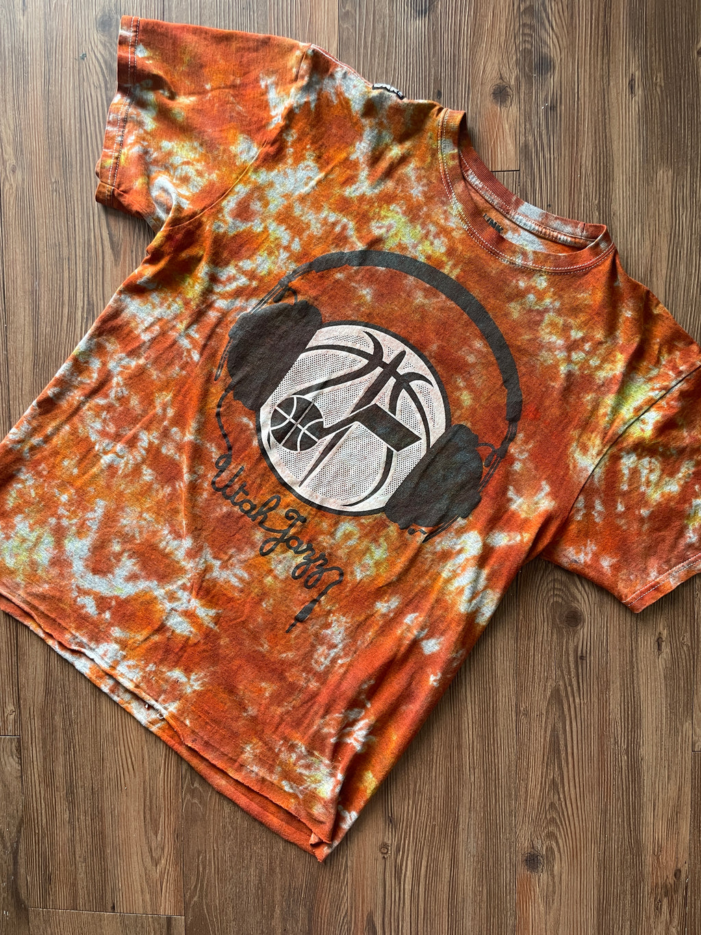 LARGE Men’s UNK Utah Jazz Basketball Headphones Tie Dye T-Shirt | Shades of Orange and Yellow Crumpled Fire Dye Short Sleeve Top