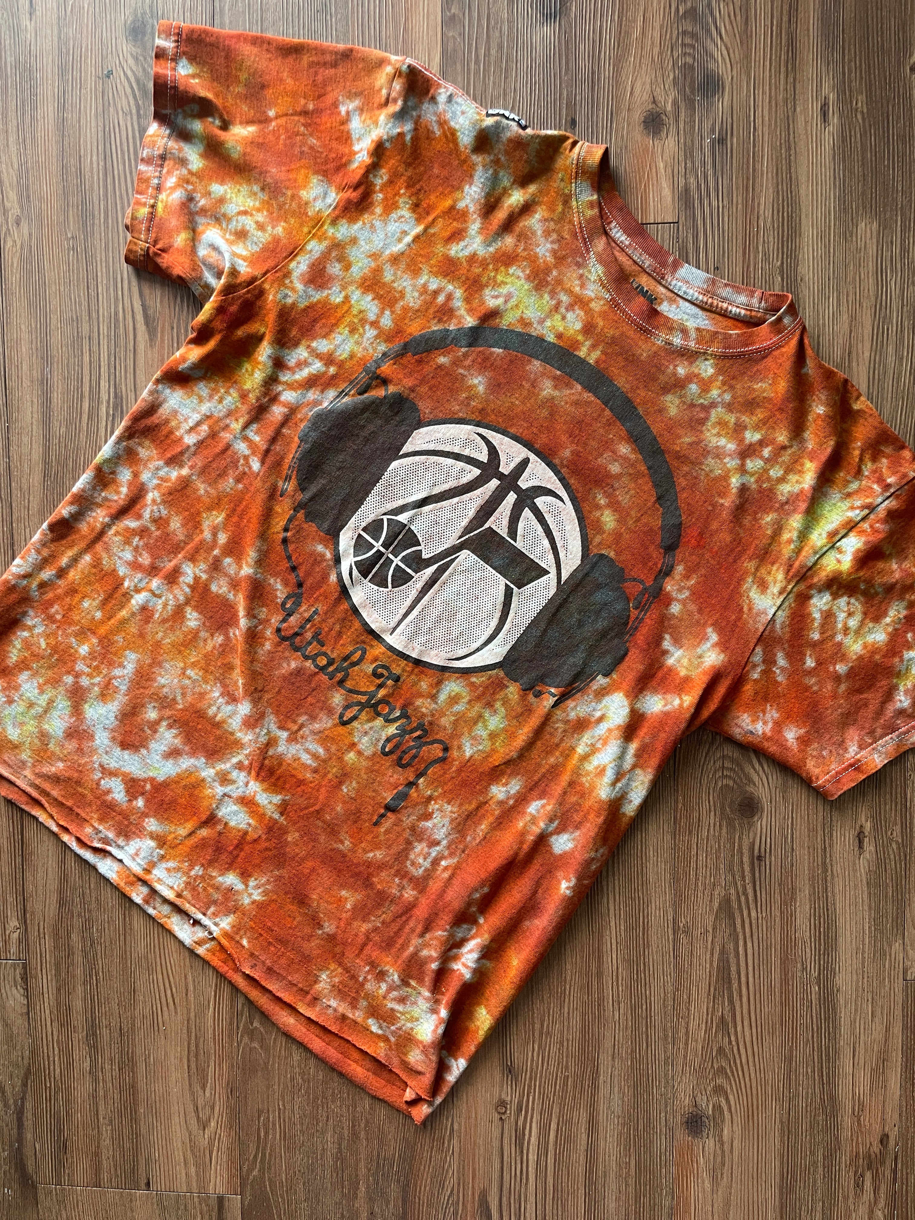 LARGE Men’s UNK Utah Jazz Basketball Headphones Tie Dye T-Shirt | Shades of Orange and Yellow Crumpled Fire Dye Short Sleeve Top