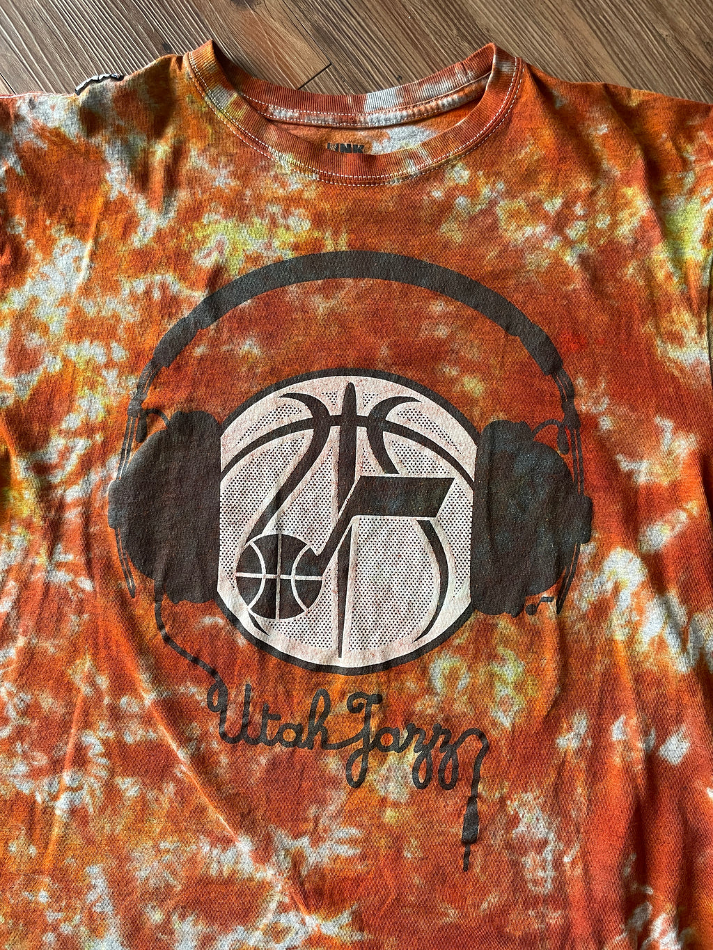 LARGE Men’s UNK Utah Jazz Basketball Headphones Tie Dye T-Shirt | Shades of Orange and Yellow Crumpled Fire Dye Short Sleeve Top