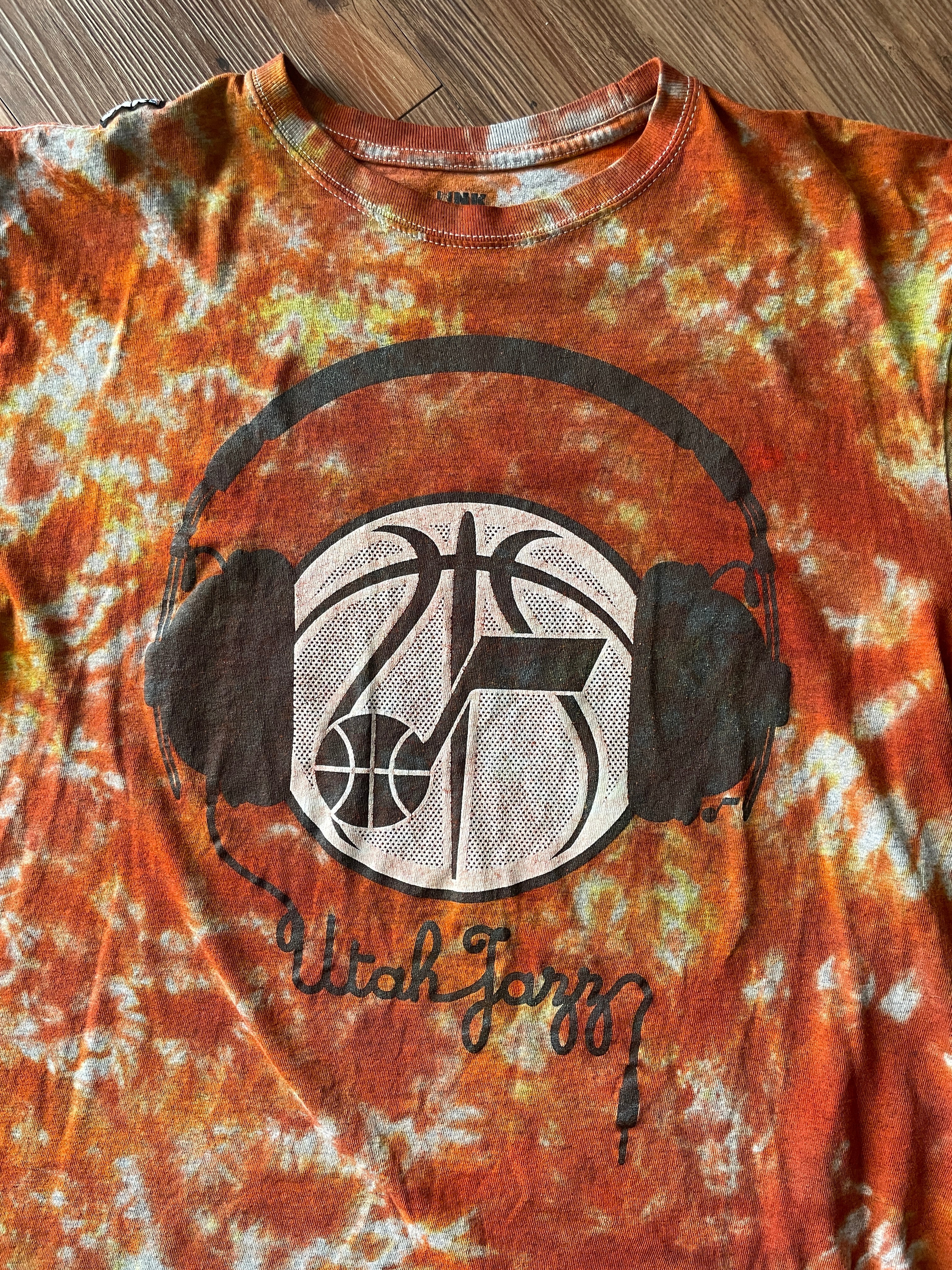 LARGE Men’s UNK Utah Jazz Basketball Headphones Tie Dye T-Shirt | Shades of Orange and Yellow Crumpled Fire Dye Short Sleeve Top