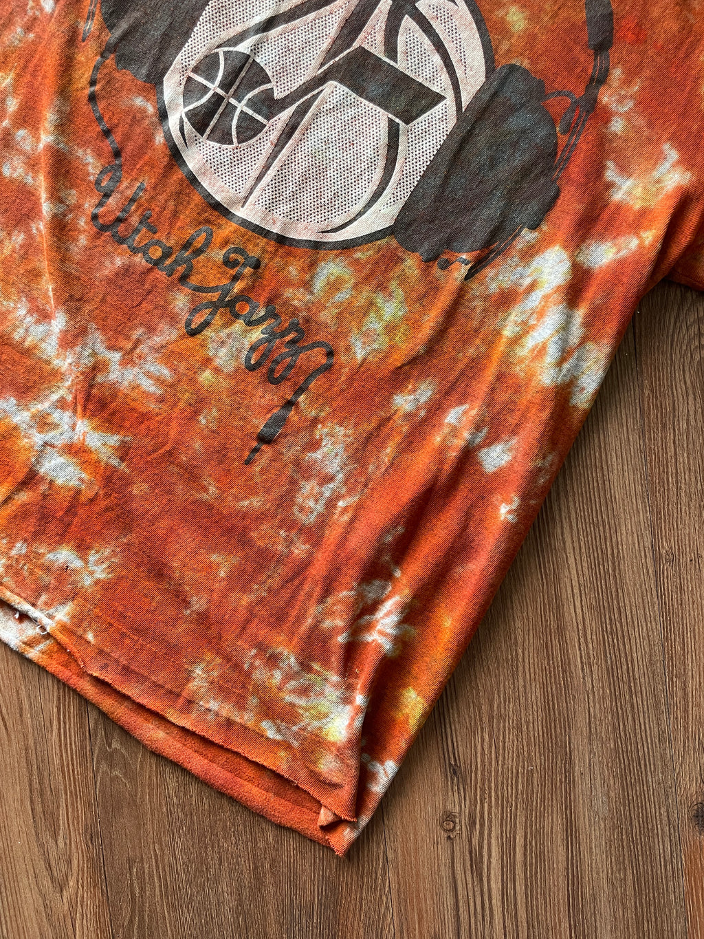 LARGE Men’s UNK Utah Jazz Basketball Headphones Tie Dye T-Shirt | Shades of Orange and Yellow Crumpled Fire Dye Short Sleeve Top