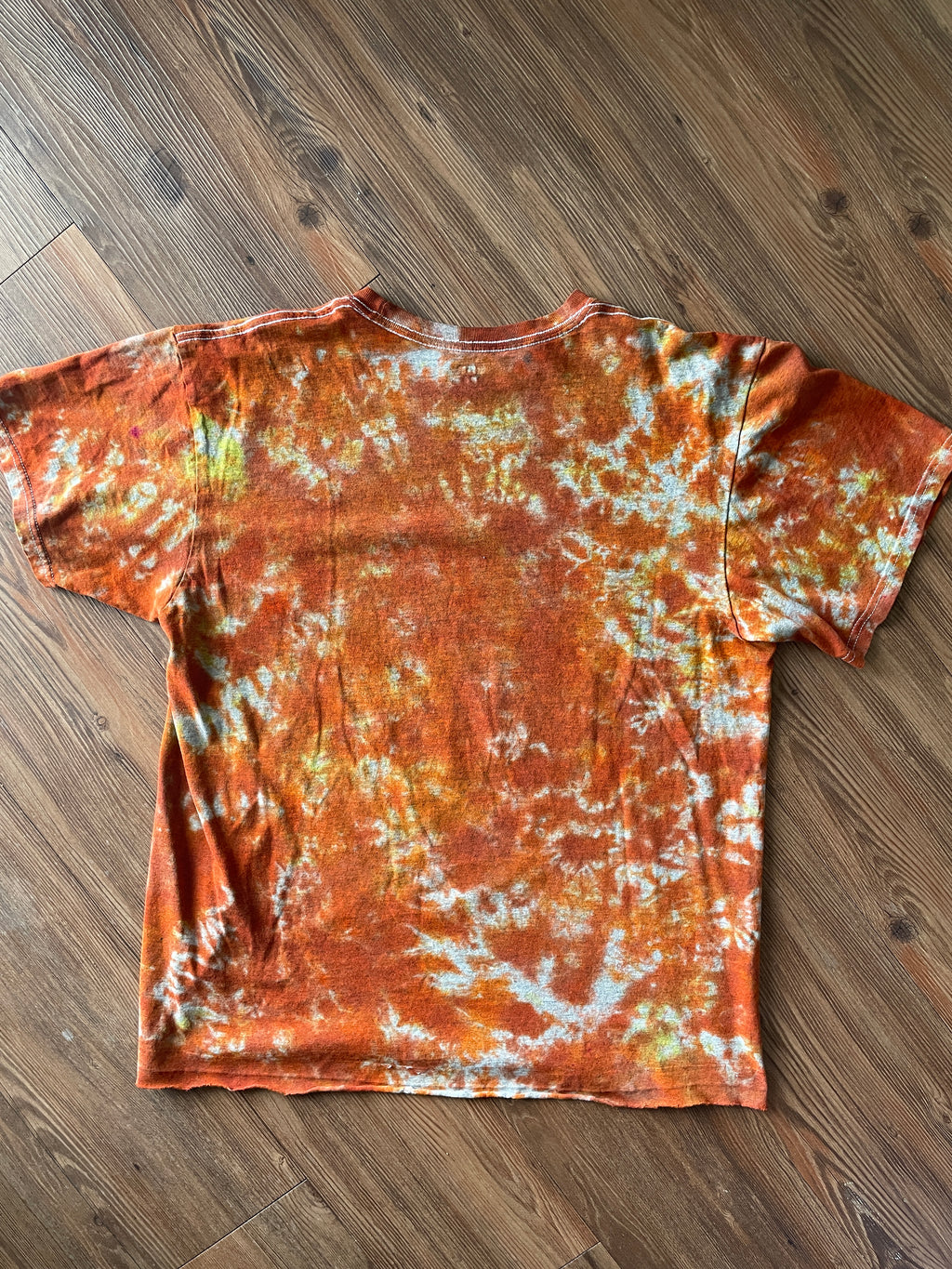 LARGE Men’s UNK Utah Jazz Basketball Headphones Tie Dye T-Shirt | Shades of Orange and Yellow Crumpled Fire Dye Short Sleeve Top