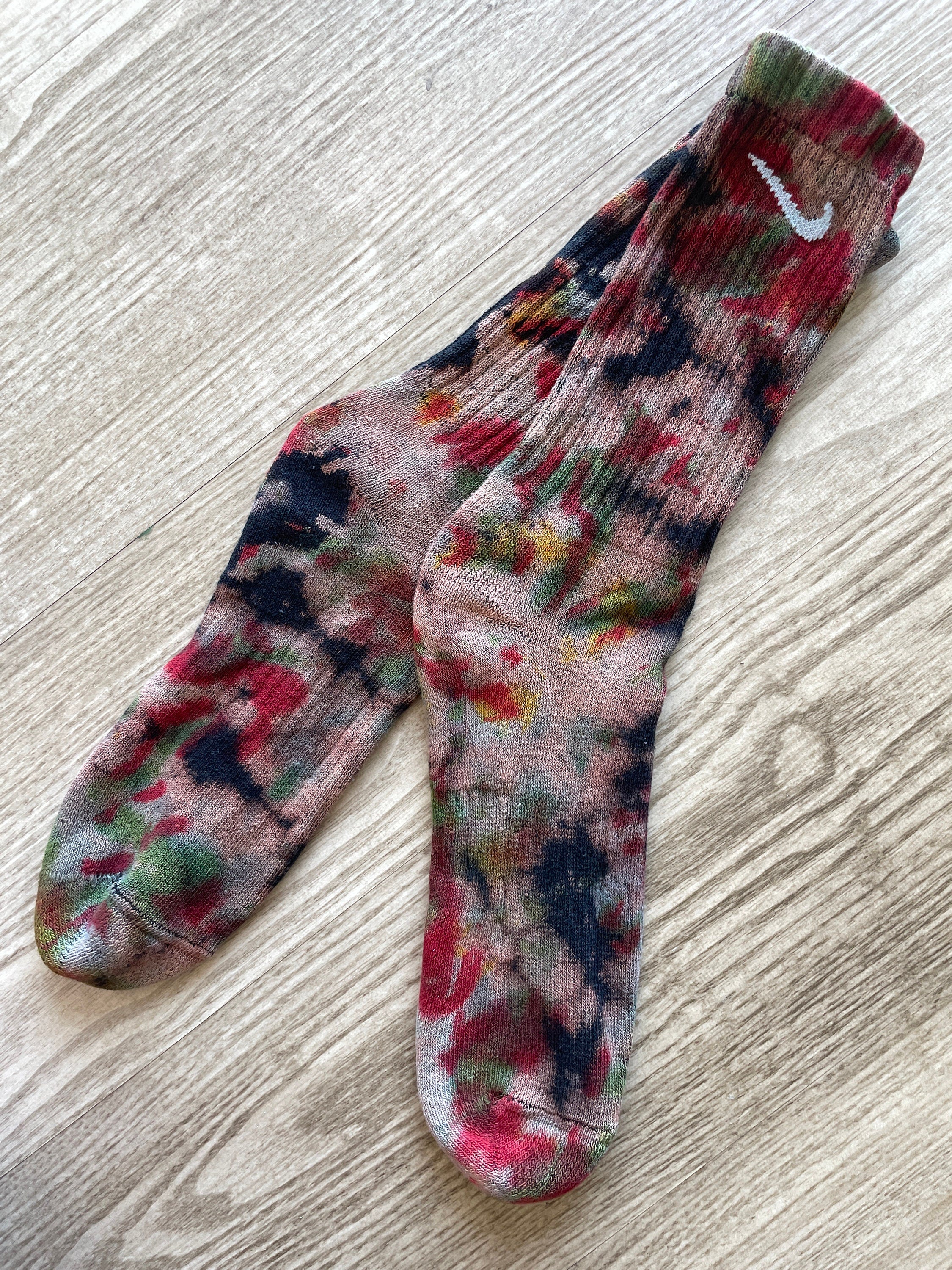 NIKE Socks Hand Dyed Black, Red, and Green Tie Dye Nike Dri-FIT Everyday Cushioned Crew Socks - Size Medium (Men's 6-8/Women's 7-10)