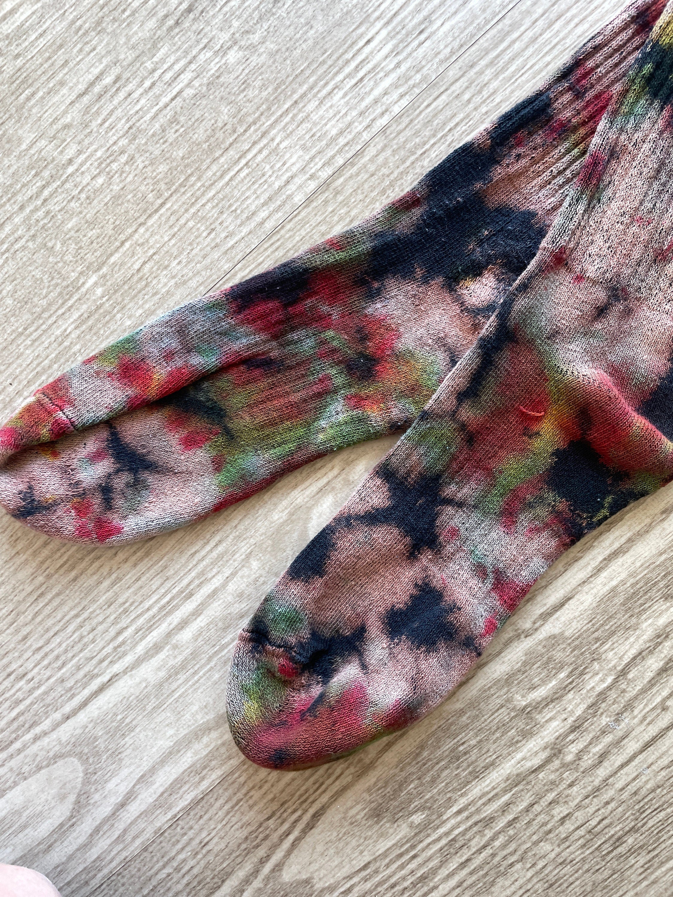 NIKE Socks Hand Dyed Black, Red, and Green Tie Dye Nike Dri-FIT Everyday Cushioned Crew Socks - Size Medium (Men's 6-8/Women's 7-10)