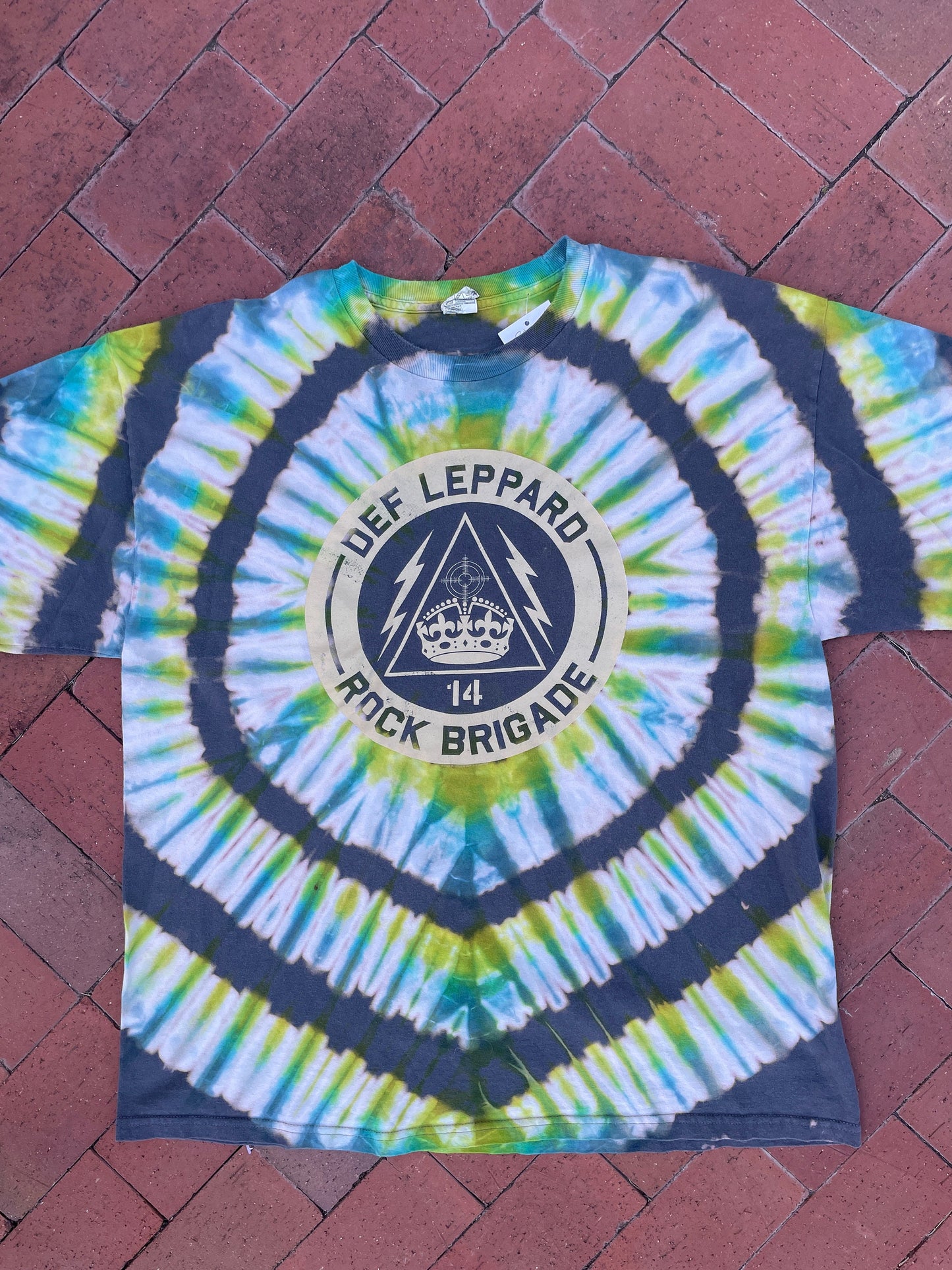 3XL Men’s Def Leppard 2014 Rock Brigade Tour Reverse Tie Dye Short Sleeve T-Shirt | One-Of-a-Kind Upcycled Gray and Green Tee