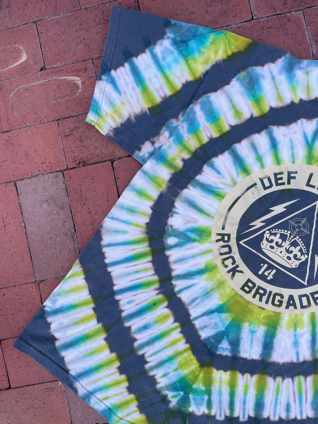 3XL Men’s Def Leppard 2014 Rock Brigade Tour Reverse Tie Dye Short Sleeve T-Shirt | One-Of-a-Kind Upcycled Gray and Green Tee