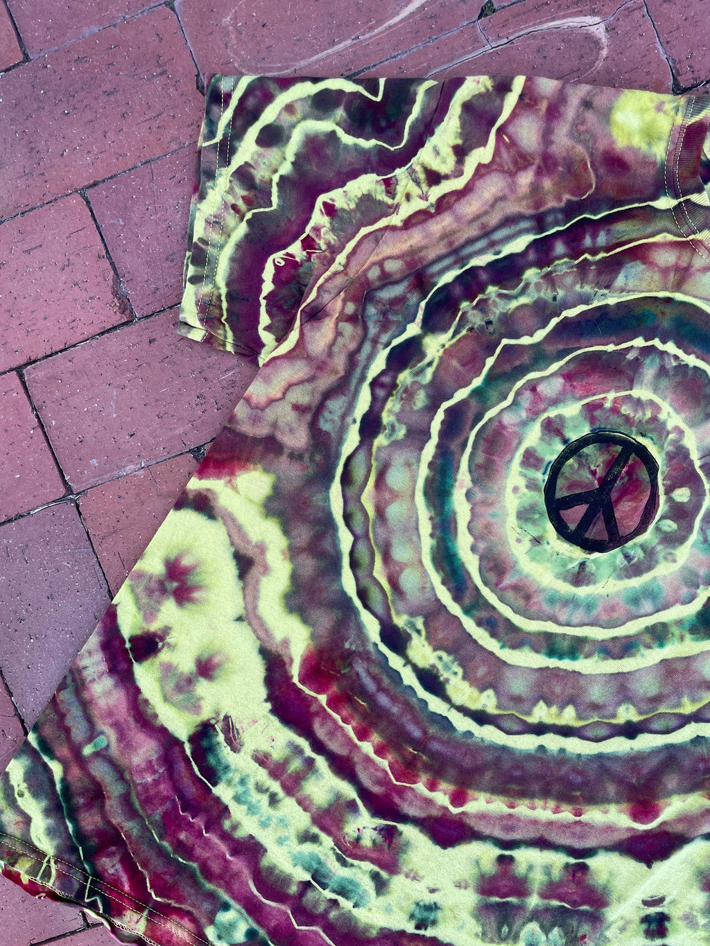 MEDIUM Men’s Hand-Printed Peace Sign Tie Dye Short Sleeve T-Shirt | One-Of-a-Kind Upcycled Yellow and Green Geode Graphic Tee