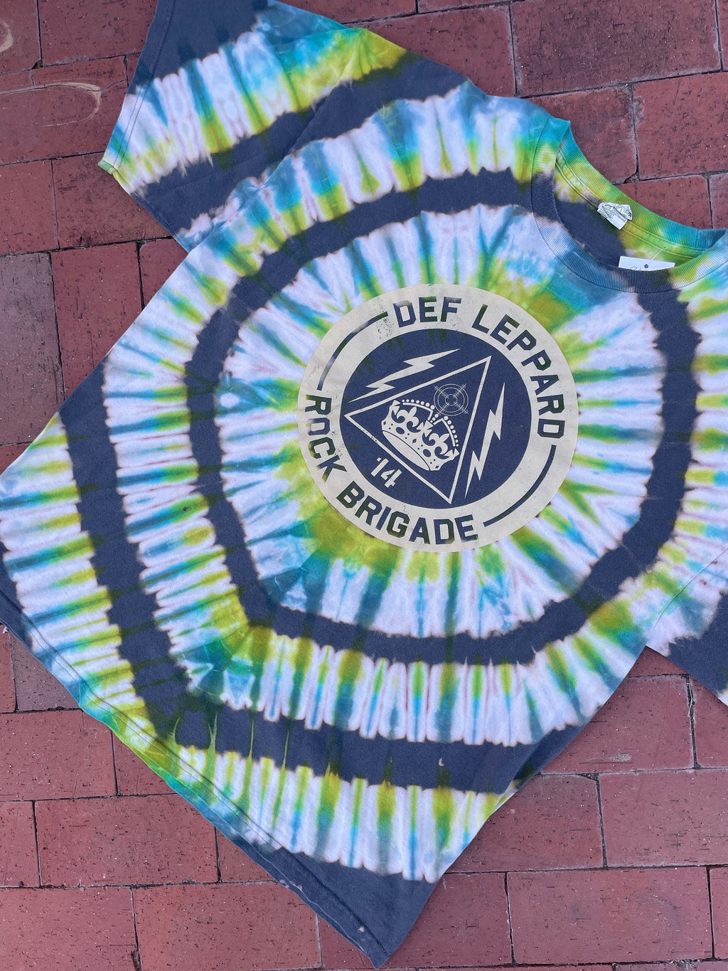 3XL Men’s Def Leppard 2014 Rock Brigade Tour Reverse Tie Dye Short Sleeve T-Shirt | One-Of-a-Kind Upcycled Gray and Green Tee